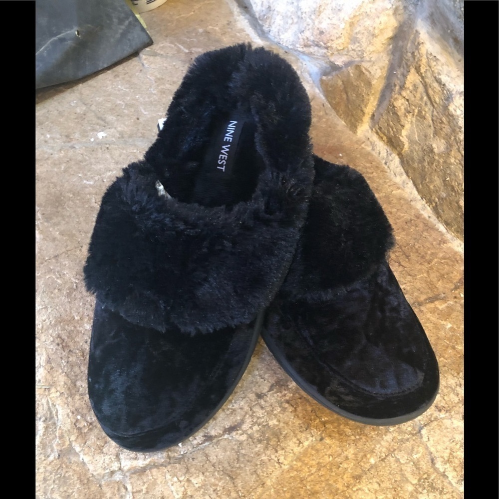 NEW/ Nine West/ NWT/ Black Fluffy Slippers / Size US 9-10